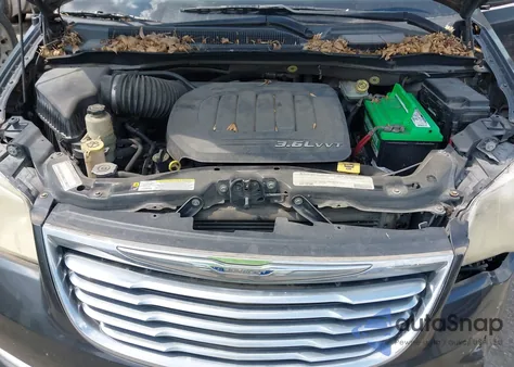 2011 Chrysler Town & Country Touring из США, поврежденный, VIN 2A4RR5DG8BR682128